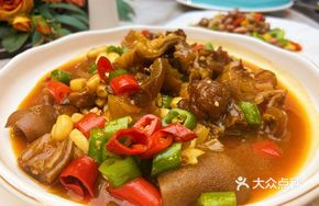 Golden Garlic Braised Beef Trotter