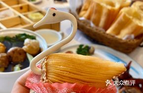 Swan Durian Pastry