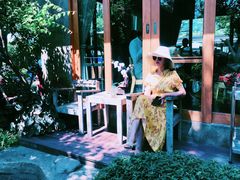 -Chom Cafe and Restaurant