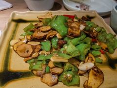 皱皮椒炒牛肝菌-缘生态云南菜·野生菌庭院餐厅(华侨城店)