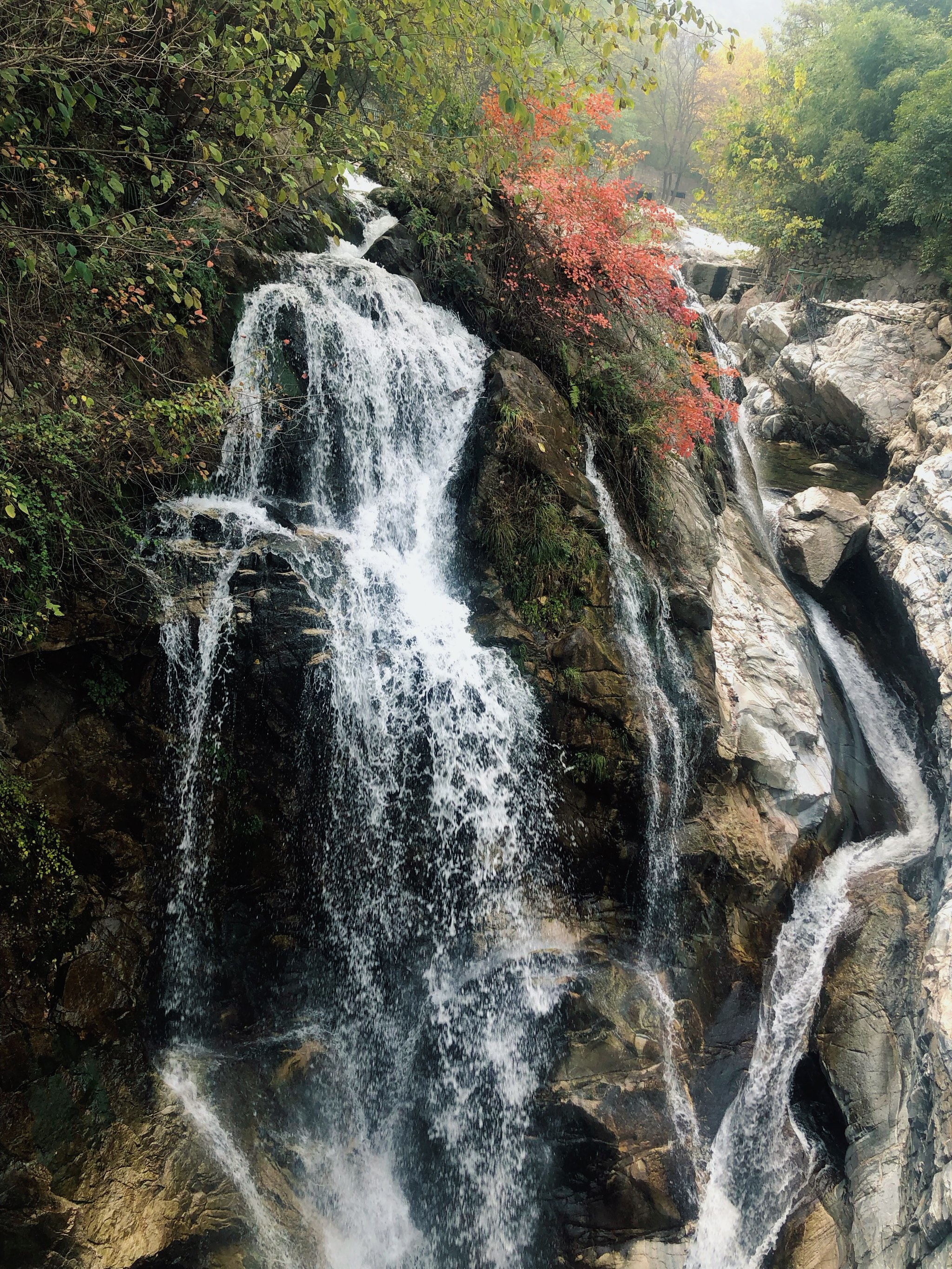 高冠瀑布图片