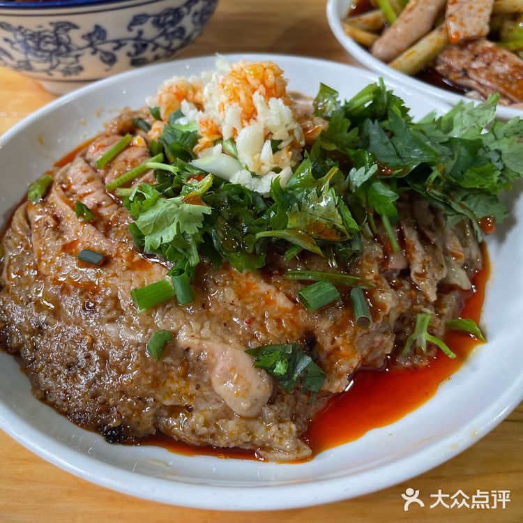 每一口都仿佛在诉说着曹氏的独特故事。无论是单独品尝