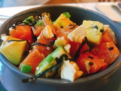 鲑鱼牛油果饭-The Rug Cafe(王府中环店)
