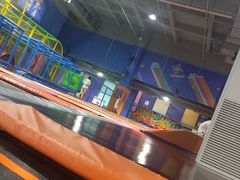 -爱蹦iBOON蹦床运动馆(江汉店)