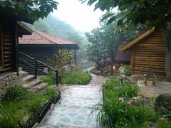 小路两边的木屋-北京水岸山吧度假村(雁栖镇店)