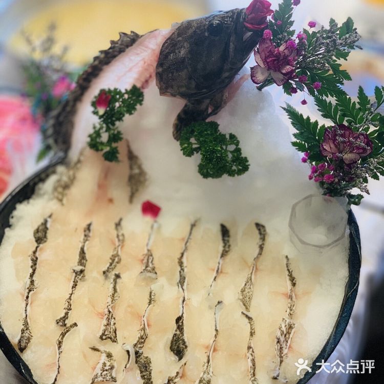 鸡皮油亮和鸡肉厚实,鸡肉嫩滑嫩滑的,鸡肉肉质细腻