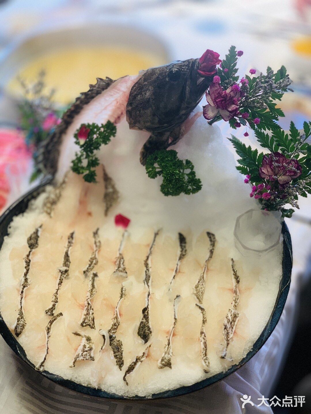 鸡皮油亮和鸡肉厚实，鸡肉嫩滑嫩滑的，鸡肉肉质细腻