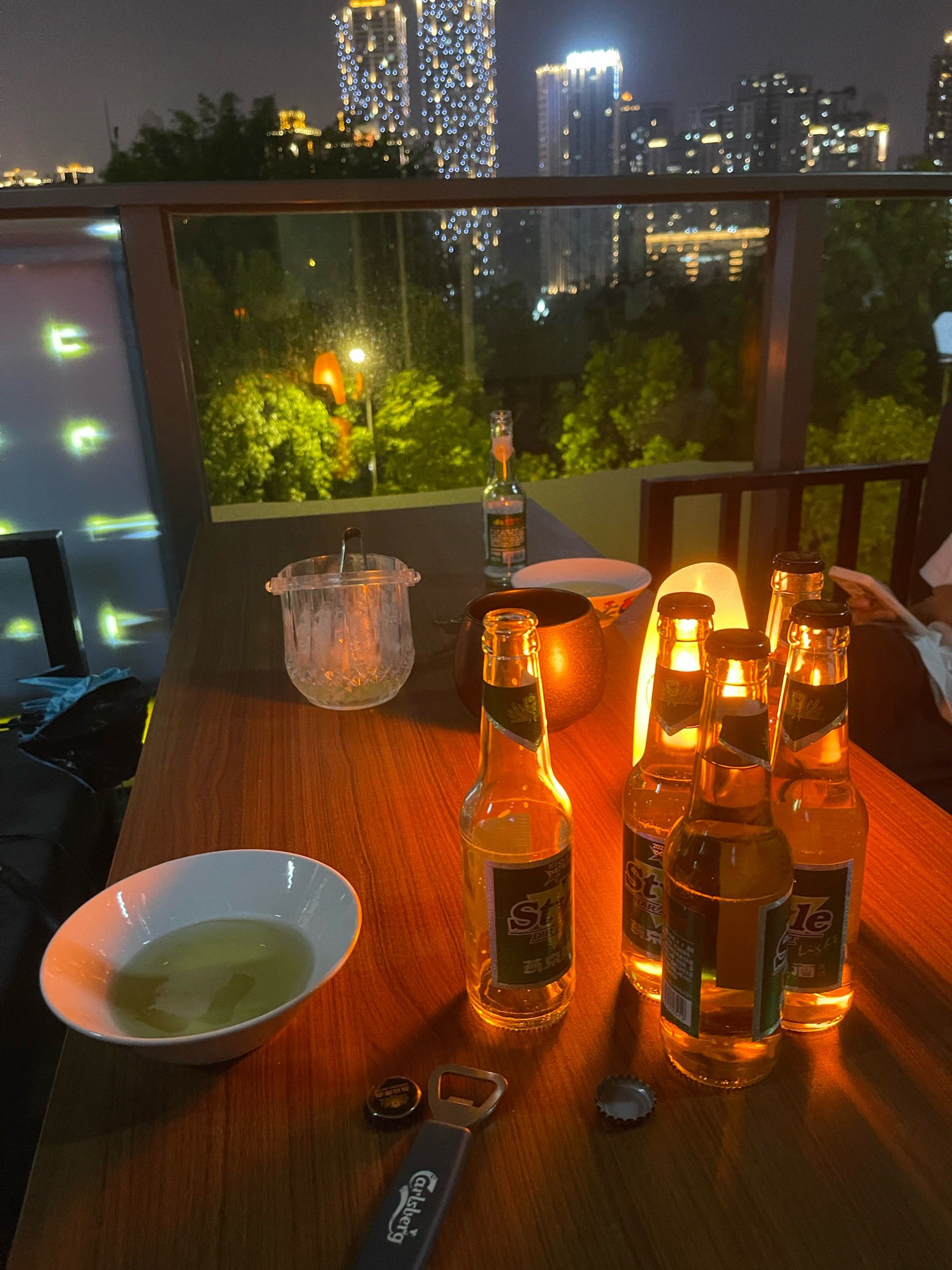 0元玩转这座城#深夜酒吧 #你身边的神仙酒吧 #人气酒吧分享 吹着江风