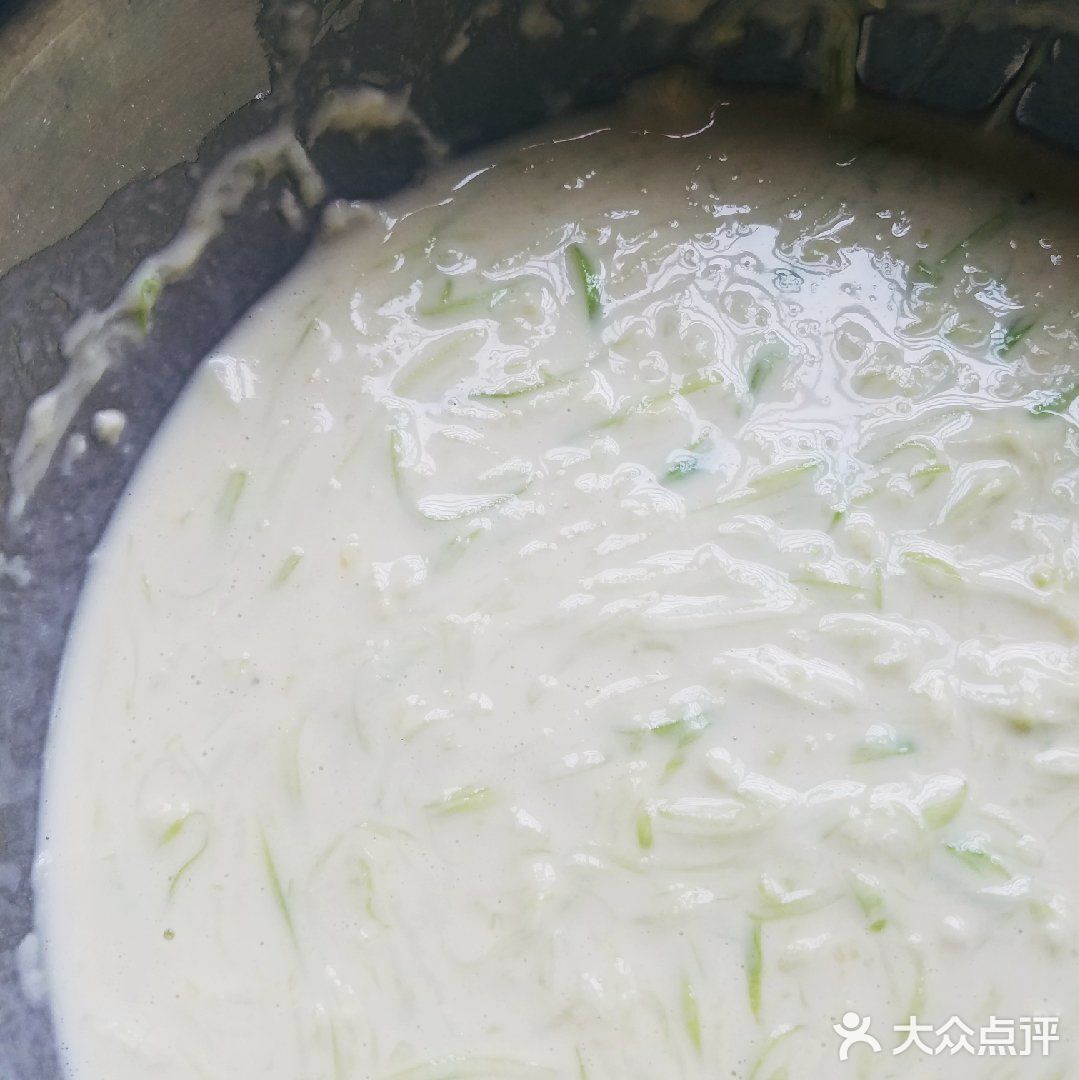 晚餐喝稀饭来个香喷喷的丝瓜蛋饼吧