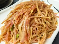 青椒炒丽江紫洋芋丝-蔼若春.传承云南菜(金碧公园店)