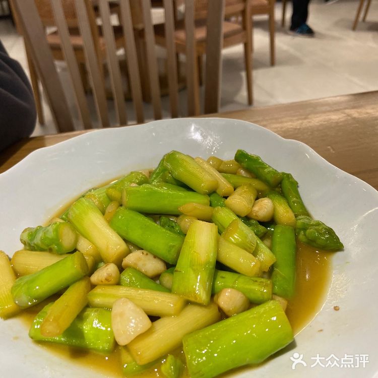 环境也很温馨干净，是暖色调。「私厨秘椒骨」热热的饼皮