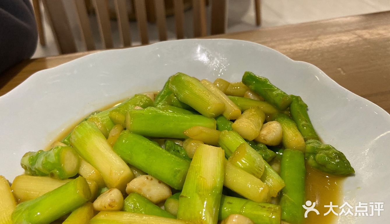 环境也很温馨干净,是暖色调。「私厨秘椒骨」热热的饼皮