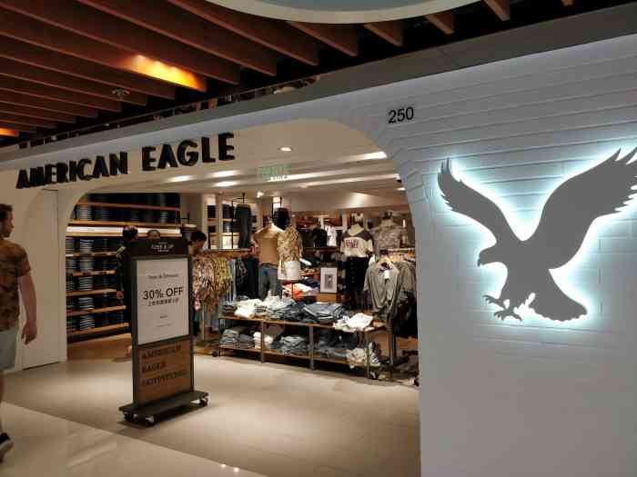 american eagle outfitters(新城市广场店)-"现在就快到christmas啦!