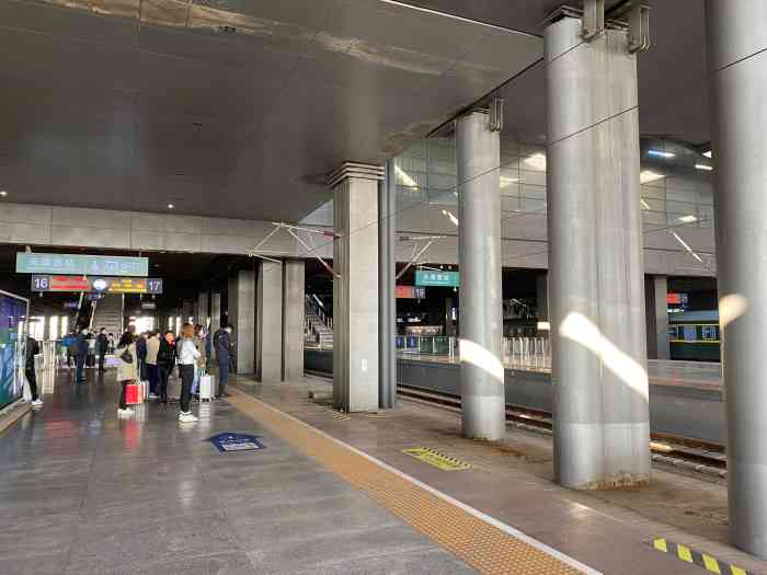 天津西站站台图片