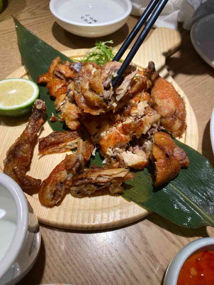 宽鲜锅贴家常菜(东部佳世客店)-"位置在市南区佳世客二楼,门头比较