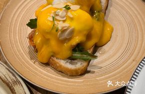 Low-temperature Smoked Wagyu Benedict Egg