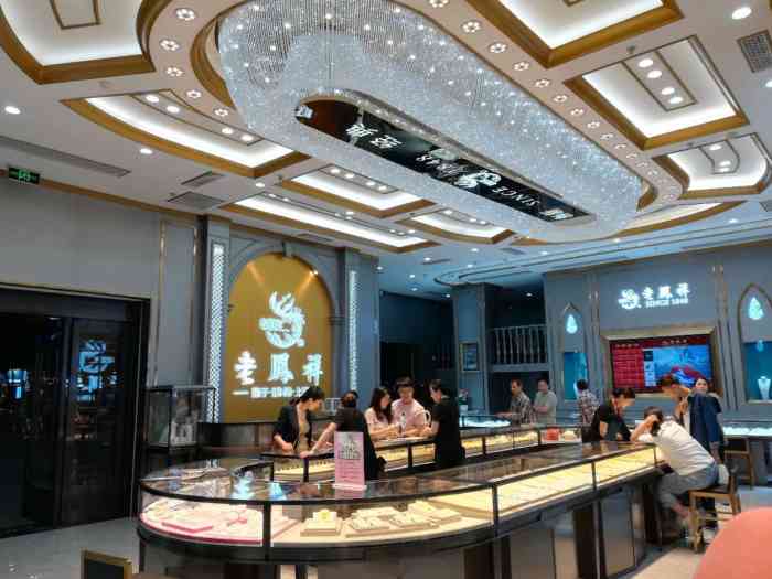 就可以看 93 左右 77 边的两个柜台,都是龙凤祥珠宝,两个柜 81