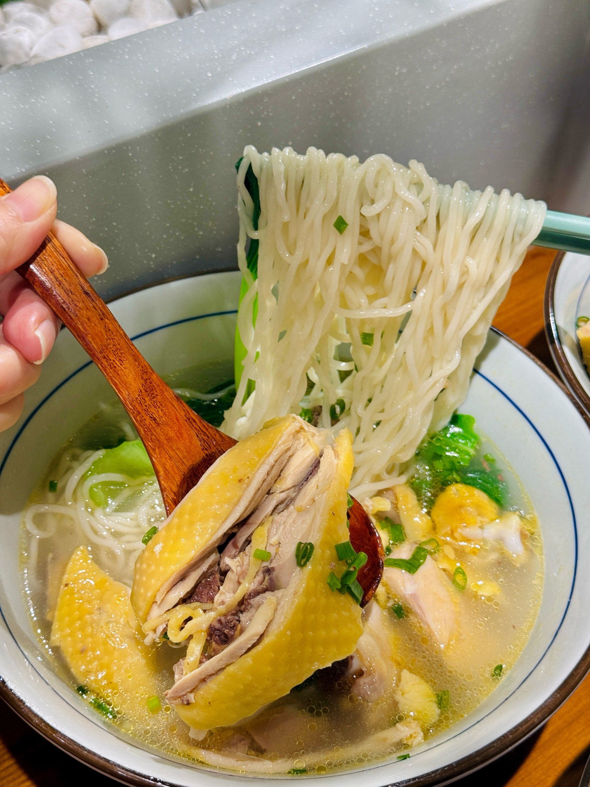 太喜欢💕它家的鸡汤面了!暖心又暖胃!