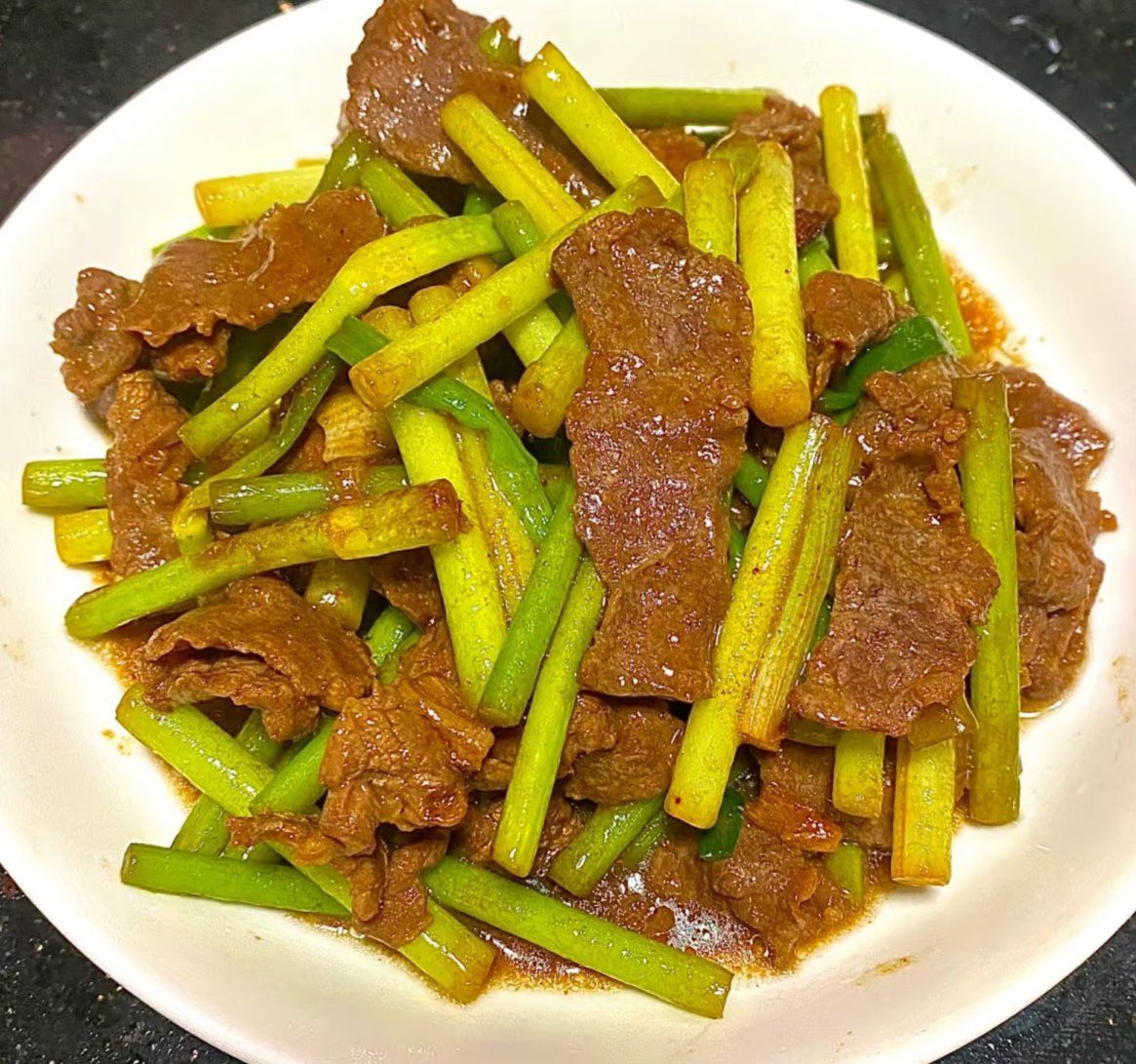 0元玩转这座城韭菜炒牛肉

食材准备:韭菜,牛肉,大蒜,生抽,老抽