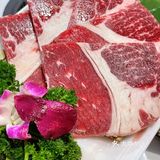 新鲜的烤肉和特色韩式酱料，绝配