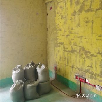 强电提供能量动力,如电视、热水器等