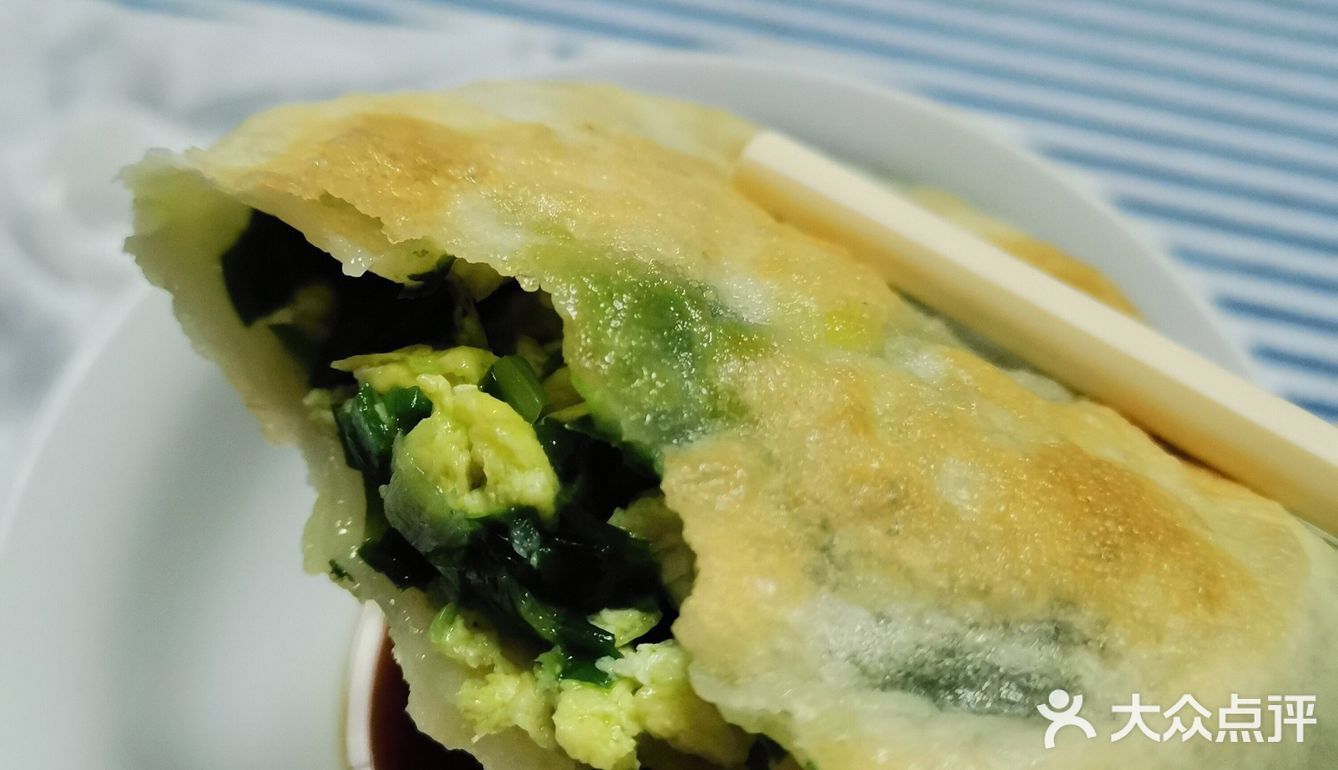 1分钟后，饼翻面儿，烙至两面金黄就可以出锅啦