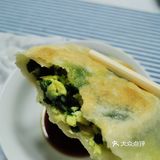 1分钟后，饼翻面儿，烙至两面金黄就可以出锅啦