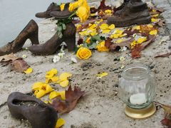 -多瑙河畔鞋履雕塑