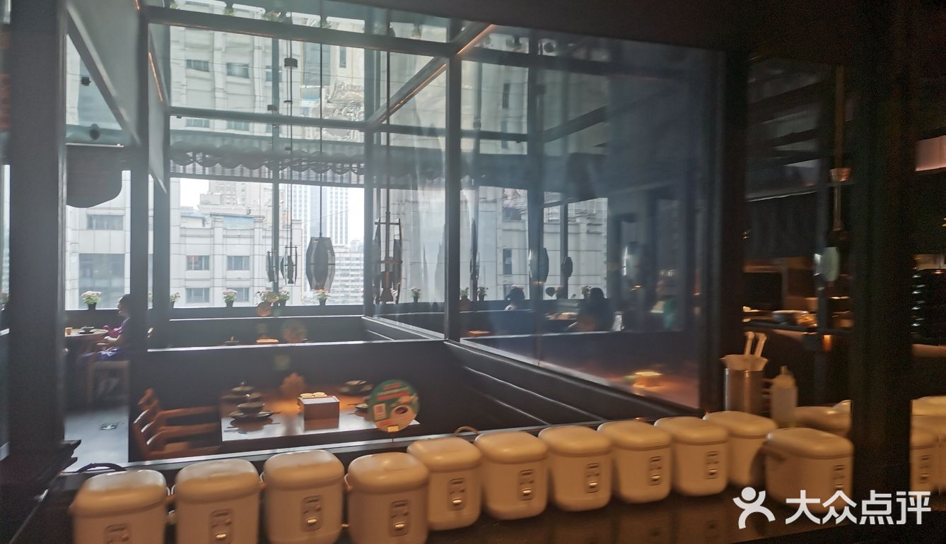 这次吃群光广场店。直升电梯至九楼，出来入目就是门店