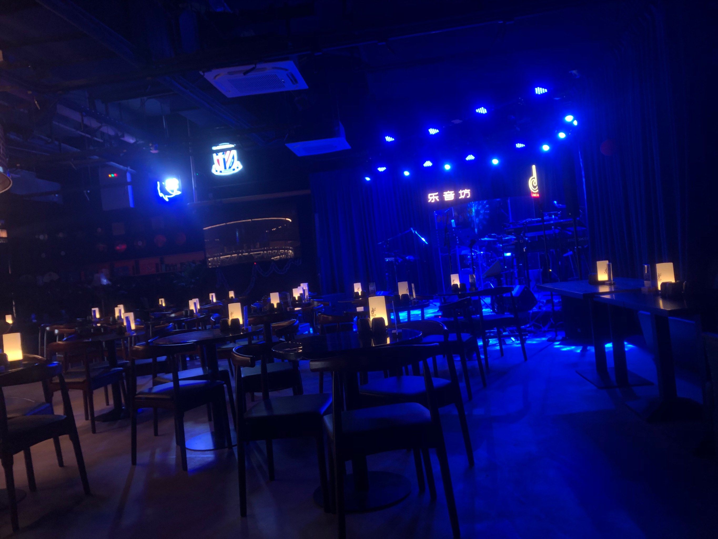 这家酒吧还是挺不错的,酒吧不是很大,但环