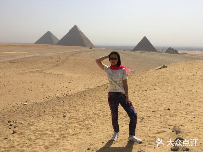吉萨金字塔群图片