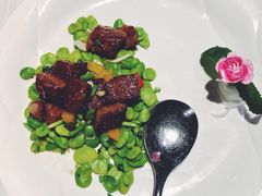 葱油蚕豆爆炒极品牛肉粒-皇朝会.经典传统粤菜(外滩店)
