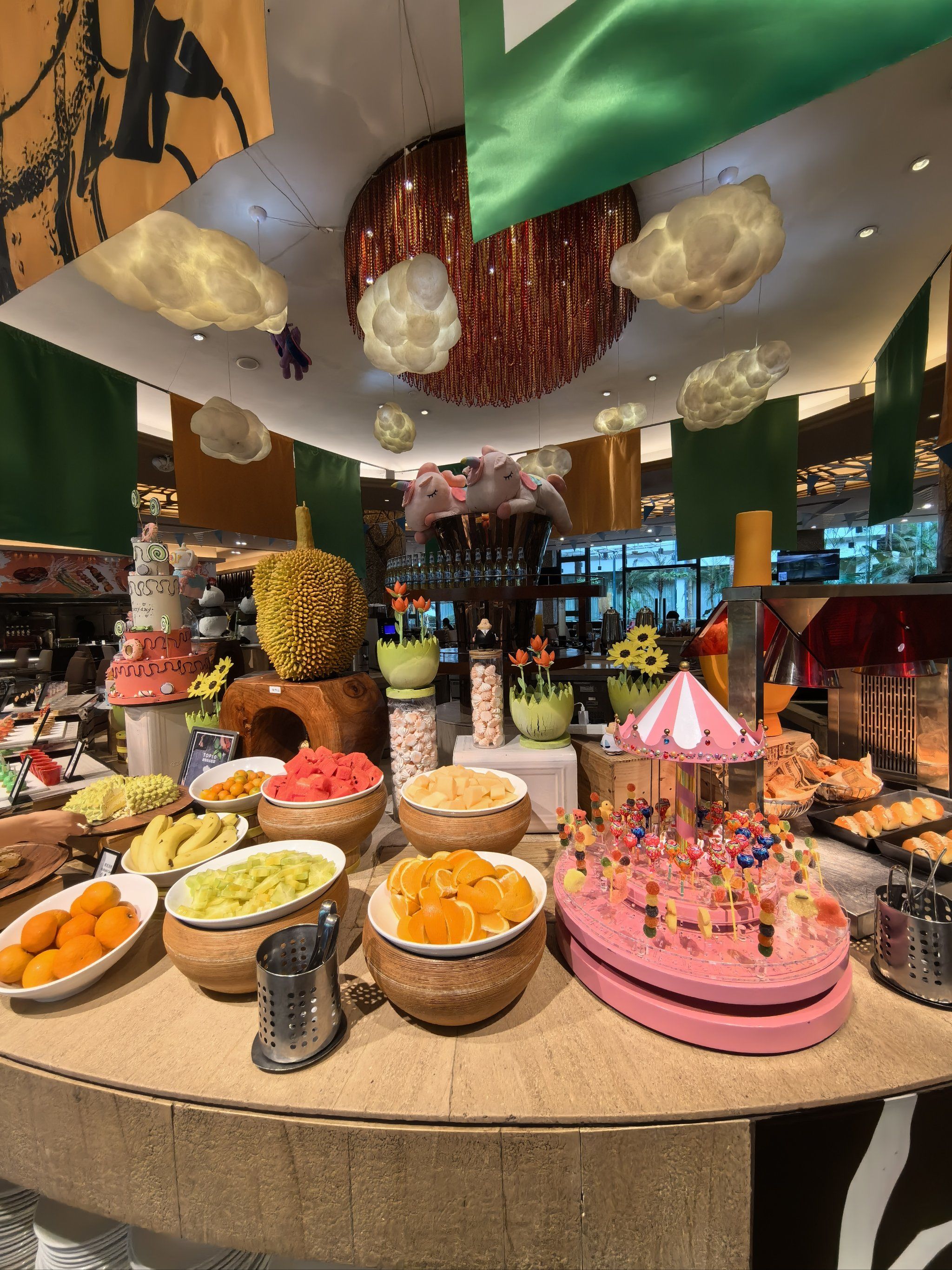 今天宝宝生日,来到翡翠希尔顿酒店品自助餐厅来吃自助餐,餐厅的环境也