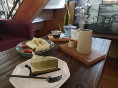 抹茶渐变慕斯-彳亍咖啡·这里(水湾路店)