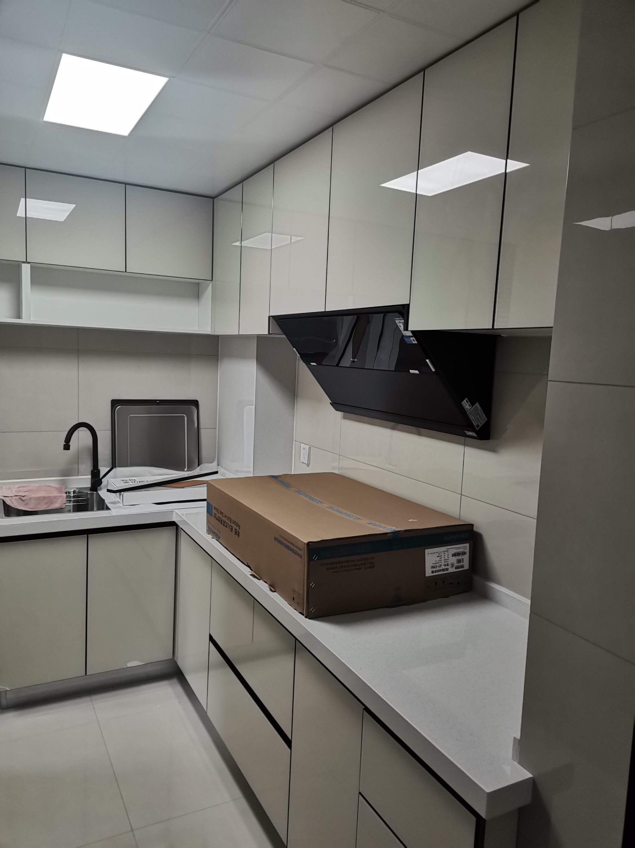 厨房门上柜无拉手设计,下柜有拉手,好看又实用