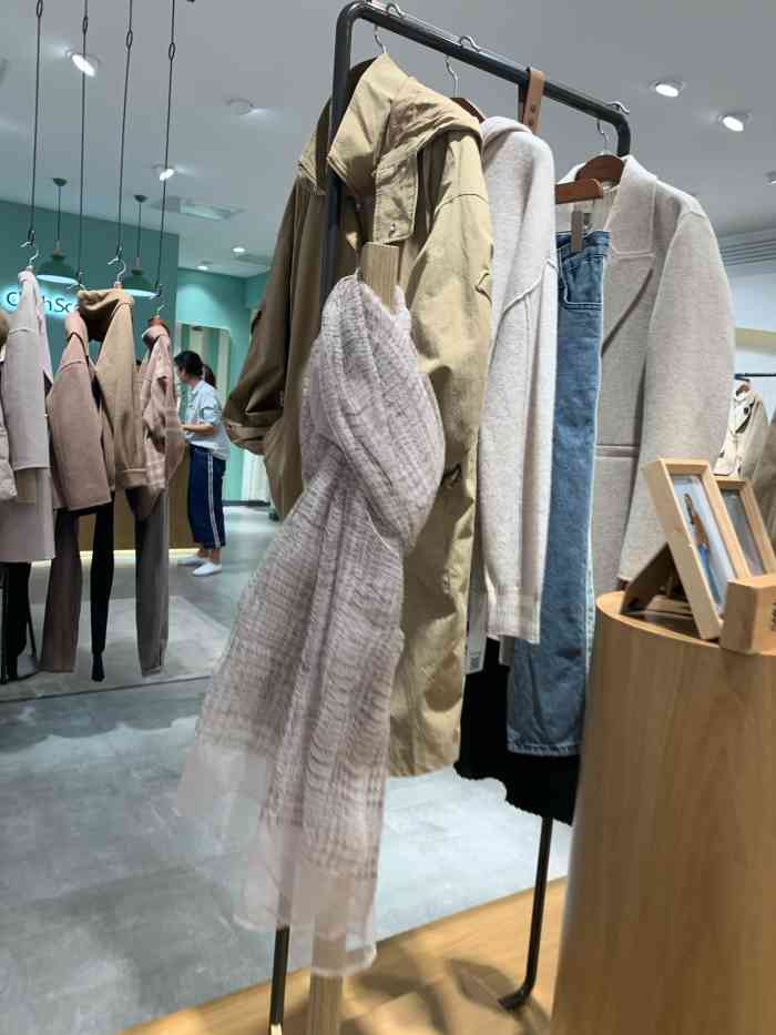 cloth scenery 布景是连锁品牌女装,之前在海岸城也有看过呢,店哪的