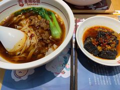 招牌红烧牛肉米粉-呷佬·长沙手工米粉(金沙江路店)