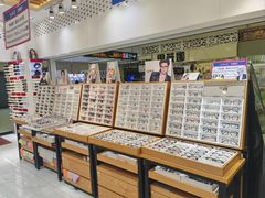 -美式眼镜·授权蔡司.依视路.尼康.豪雅.明月(人民广场店)
