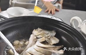 Zhanjiang Clay Pot Baked Spanish Mackerel