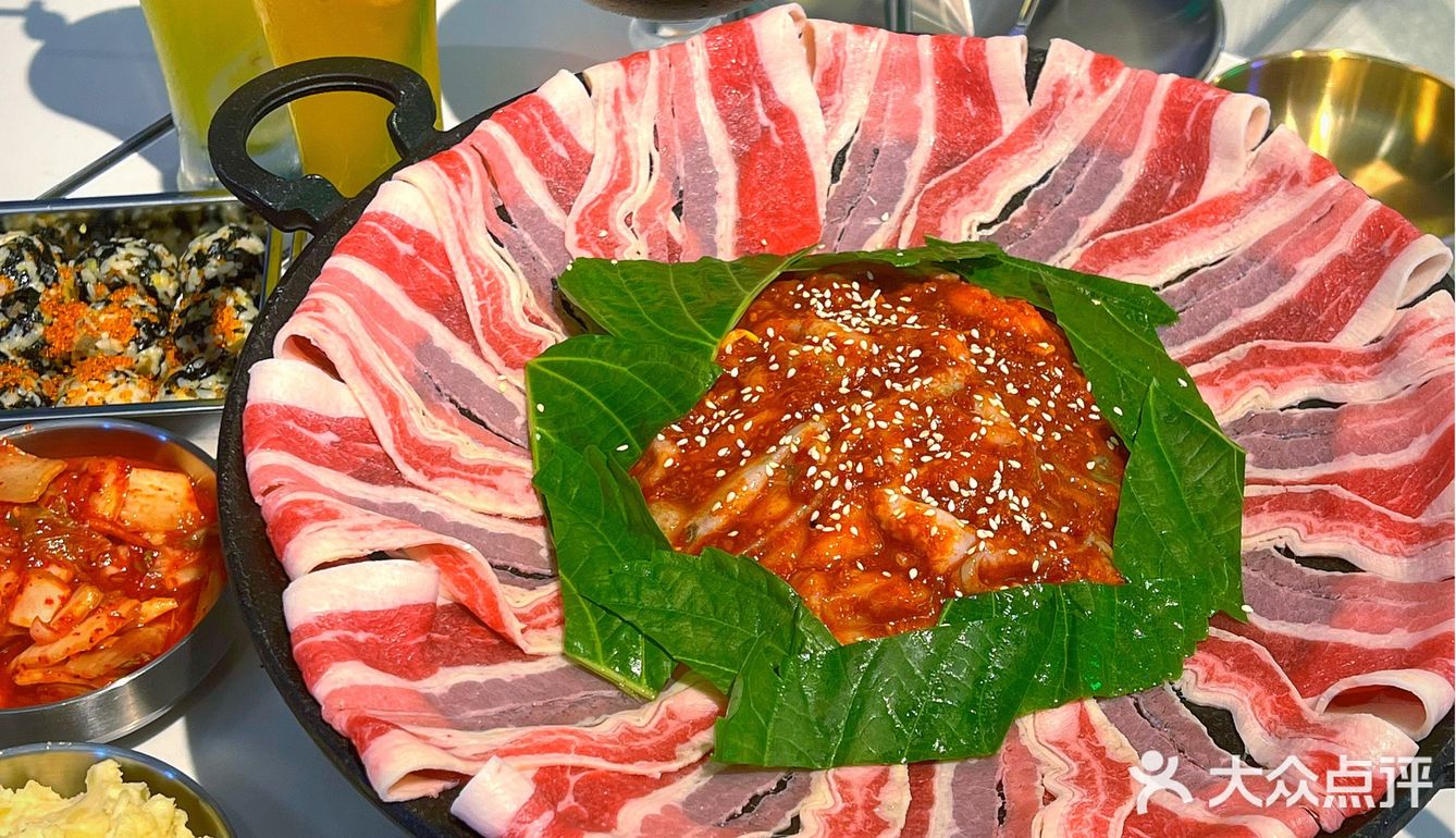 满满一大锅两个女孩子都吃不完😋😋