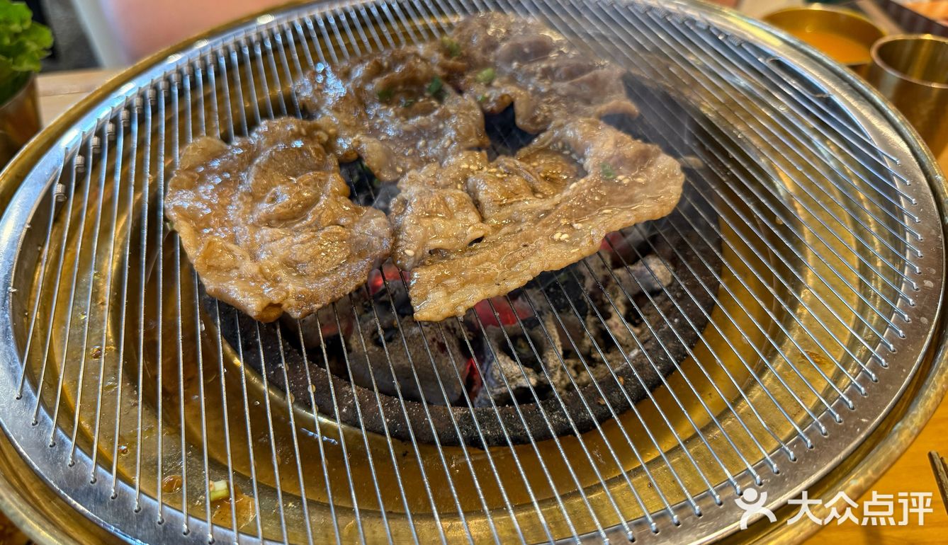 大咬烤肉满足感-闻老头菊花碳烤肉