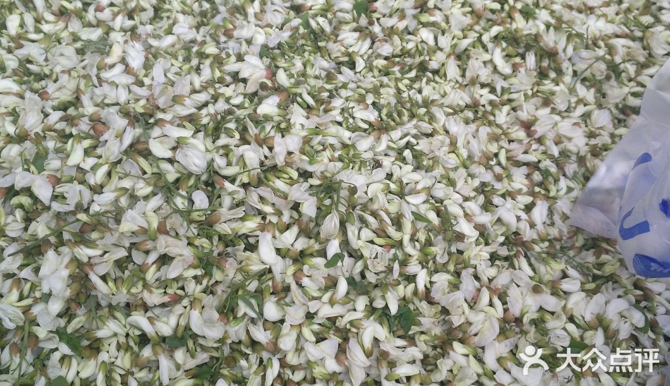 又是槐花 包饺子 蒸麦饭 反正农民卖的超新鲜啊
