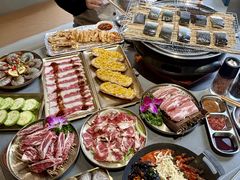 -围炉肉舍•炭烤活鳗•丹东海鲜烤肉(步行街店)