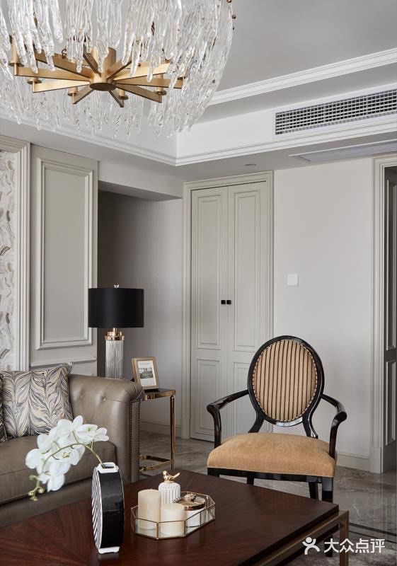 客厅通畅明亮，空间布局井井有条，装饰性的物件不多，但是各有特