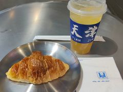 咸蛋黄流沙牛角包-禾沐·轻食·面包·咖啡