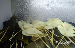 Duck Blood and Taro Noodles in Clay Pot
