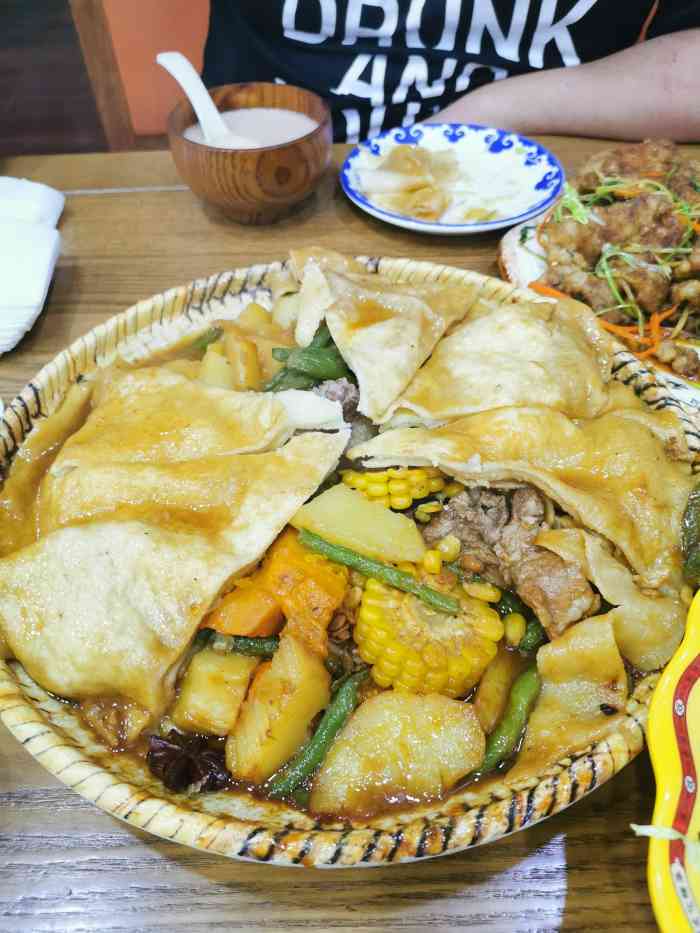 萨日娜阿妈蒙餐店-"抵达的第一餐,晚上九点了老板和老板娘都还.