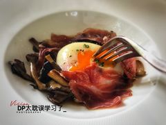 慢煮红心鸡蛋配奶油防风根泥，西班牙火腿和松露鸡汁-蝶舍·MAISON PAPILLON