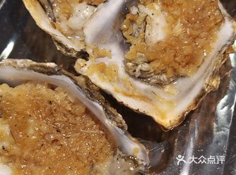 几个人一下进入状态。安徽 大叔三十多年烧烤行业的手艺
