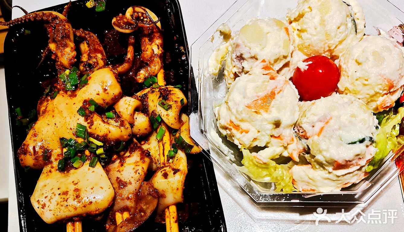 紧紧追随贴标签的店员[加油]